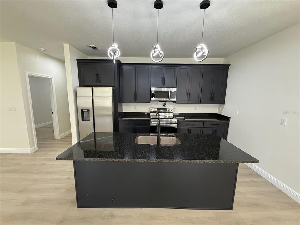 Activo con contrato: $275,000 (3 camas, 2 baños, 1508 Pies cuadrados)