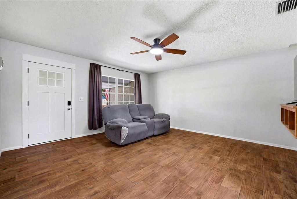 For Sale: $360,000 (3 beds, 2 baths, 1180 Square Feet)