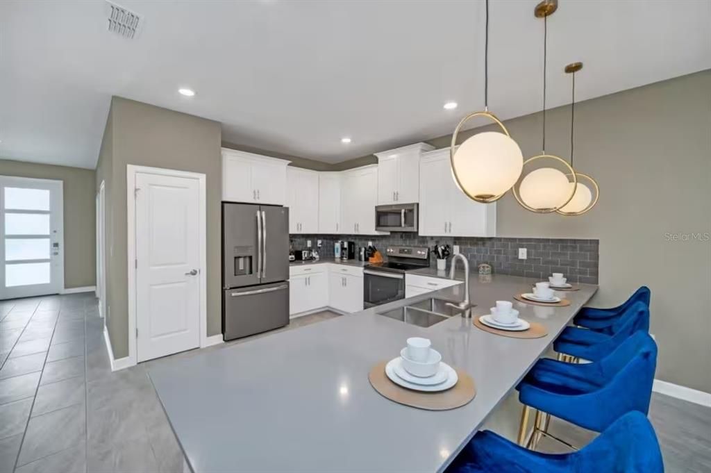 For Sale: $940,000 (9 beds, 5 baths, 4289 Square Feet)