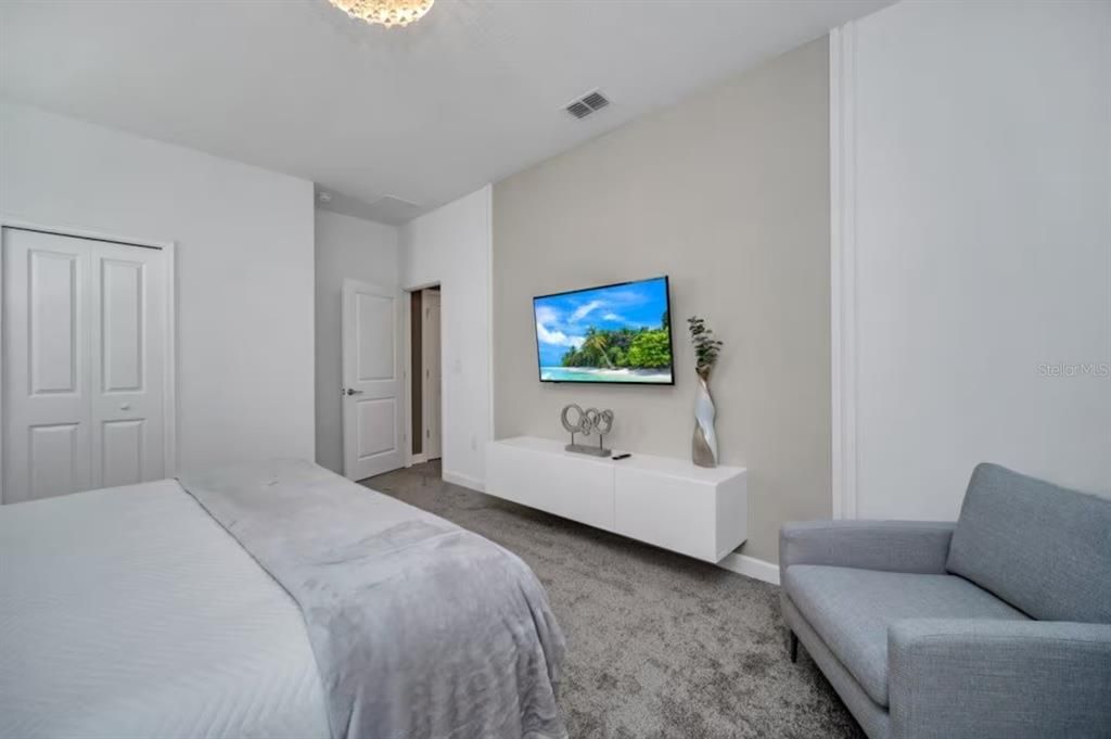 For Sale: $940,000 (9 beds, 5 baths, 4289 Square Feet)