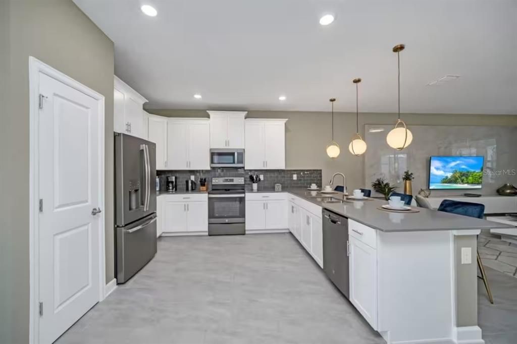 For Sale: $940,000 (9 beds, 5 baths, 4289 Square Feet)
