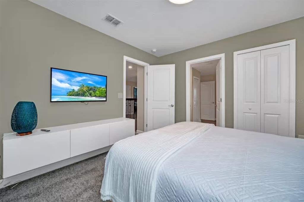 For Sale: $940,000 (9 beds, 5 baths, 4289 Square Feet)
