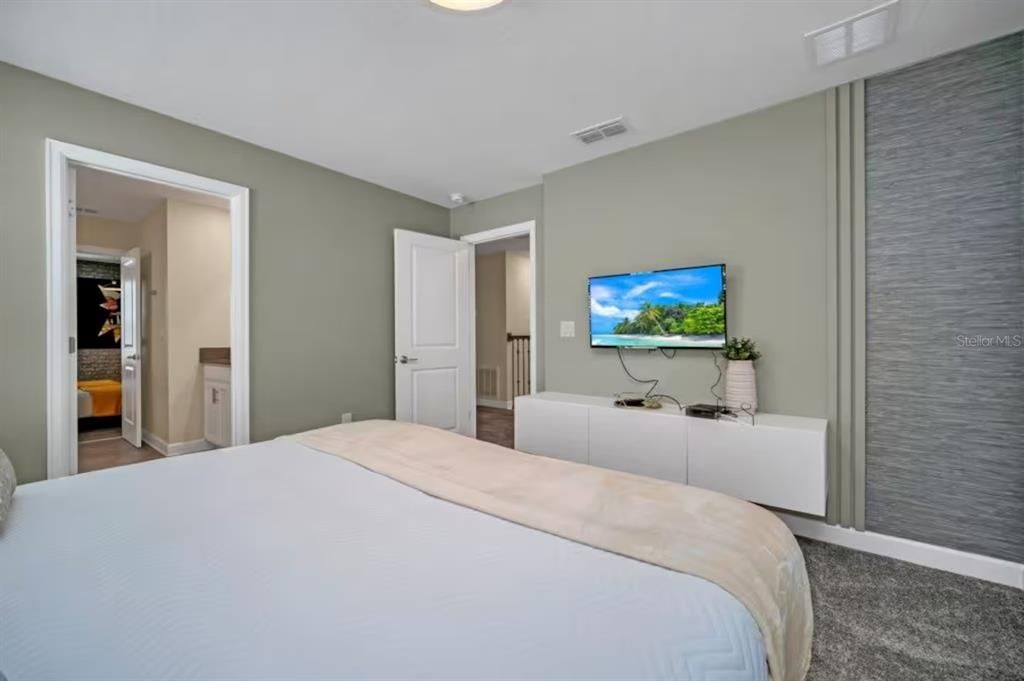 For Sale: $940,000 (9 beds, 5 baths, 4289 Square Feet)