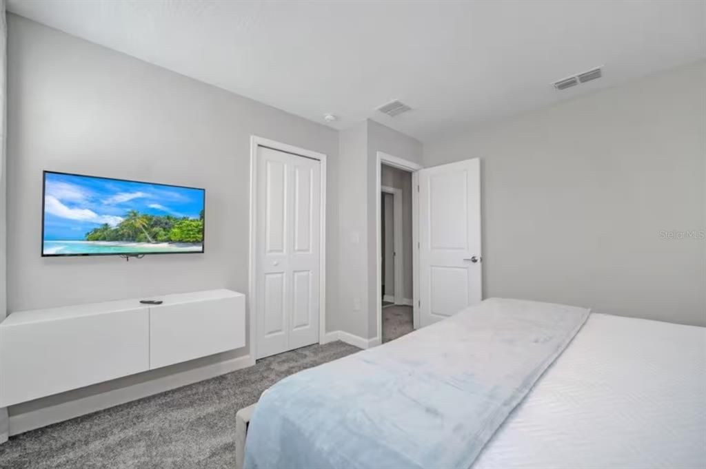 For Sale: $940,000 (9 beds, 5 baths, 4289 Square Feet)