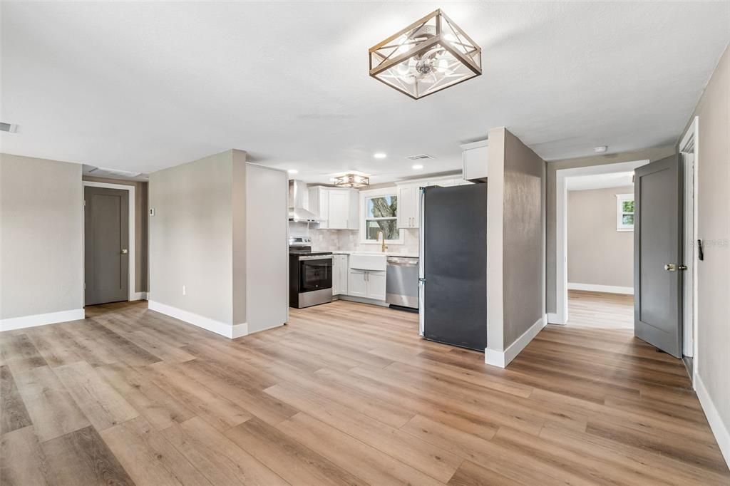 Active With Contract: $375,000 (3 beds, 2 baths, 985 Square Feet)