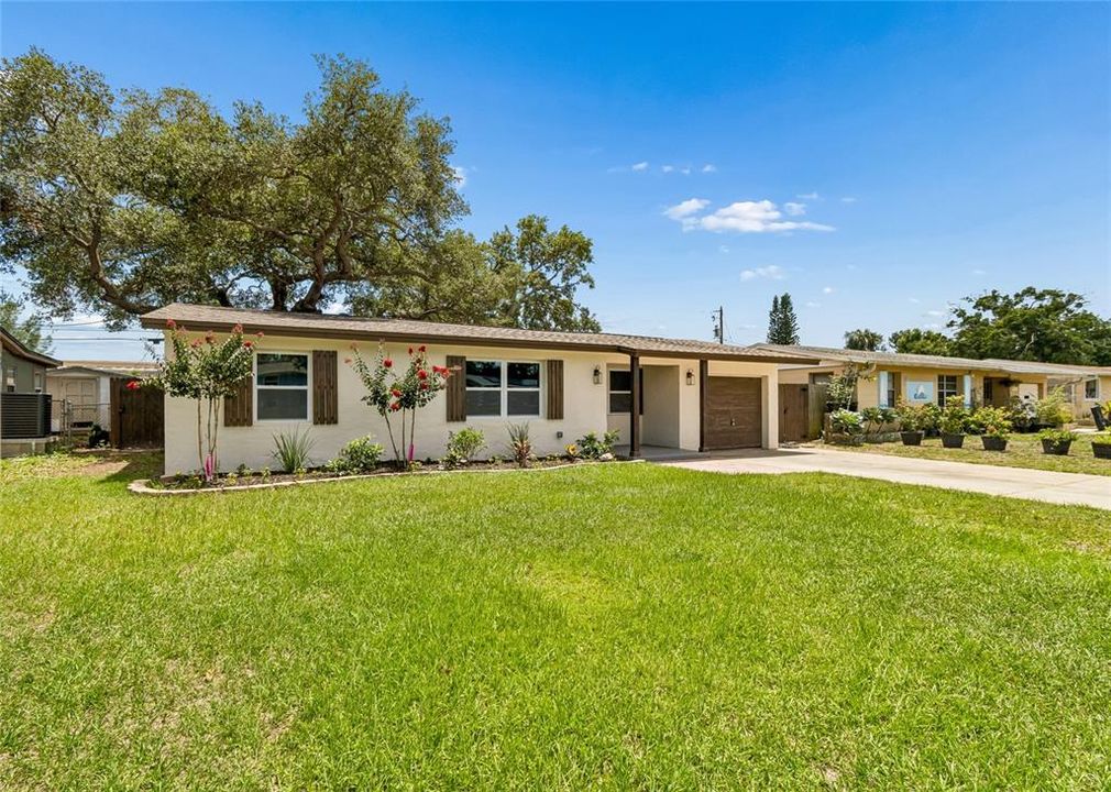 Active With Contract: $375,000 (3 beds, 2 baths, 985 Square Feet)
