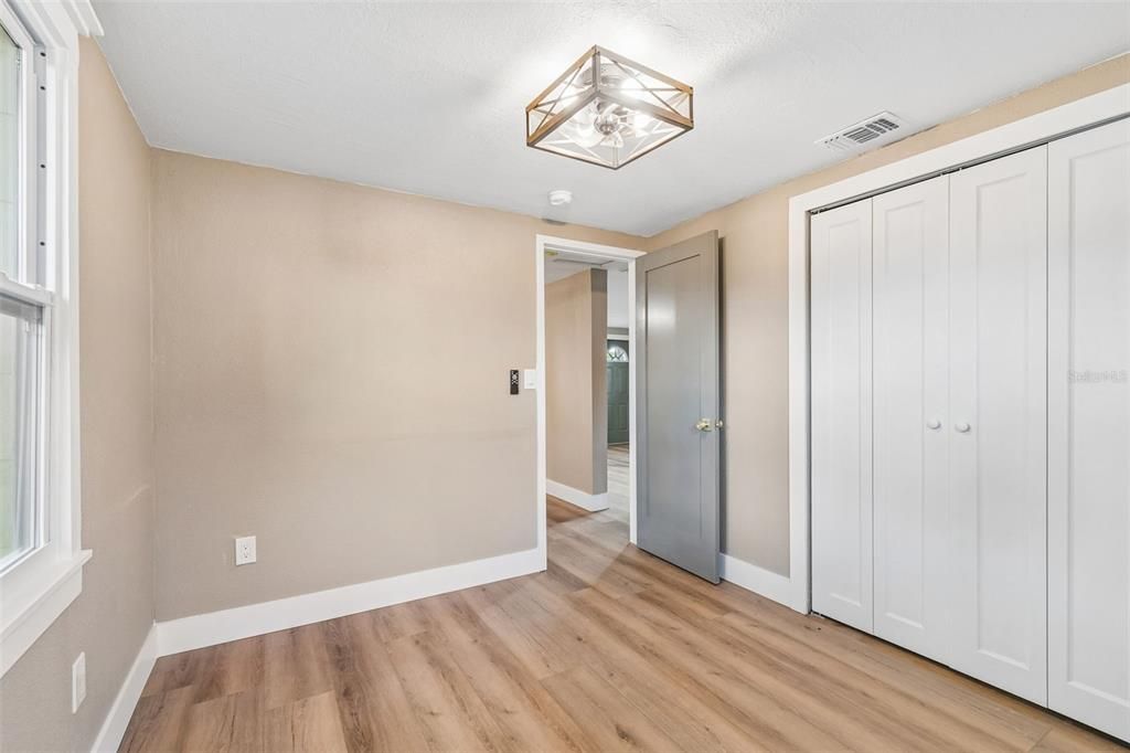 Active With Contract: $375,000 (3 beds, 2 baths, 985 Square Feet)