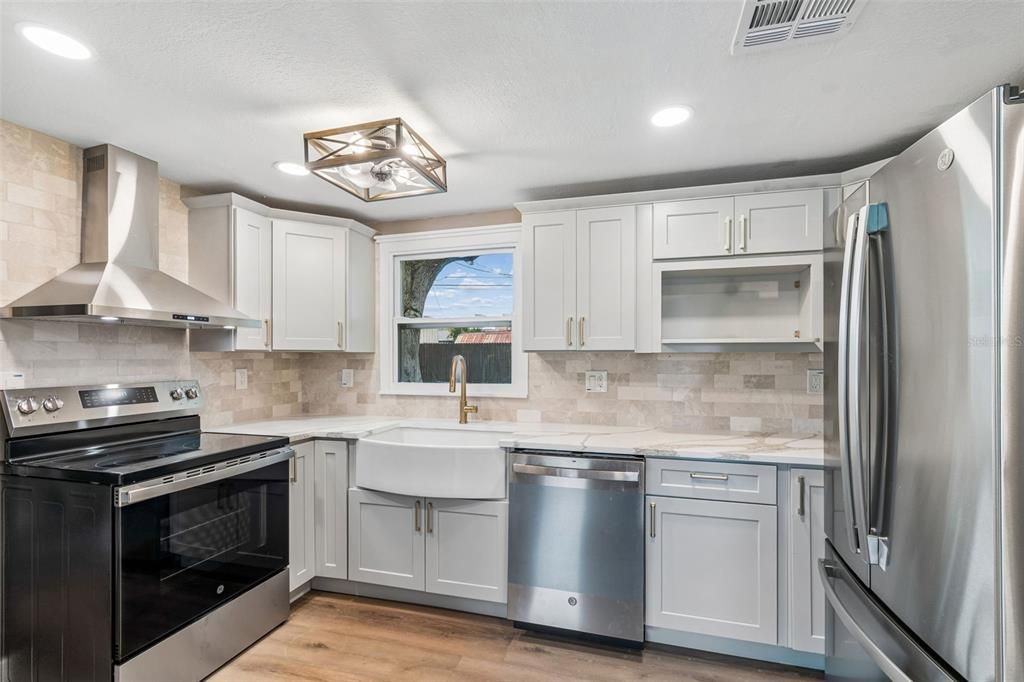 Active With Contract: $375,000 (3 beds, 2 baths, 985 Square Feet)
