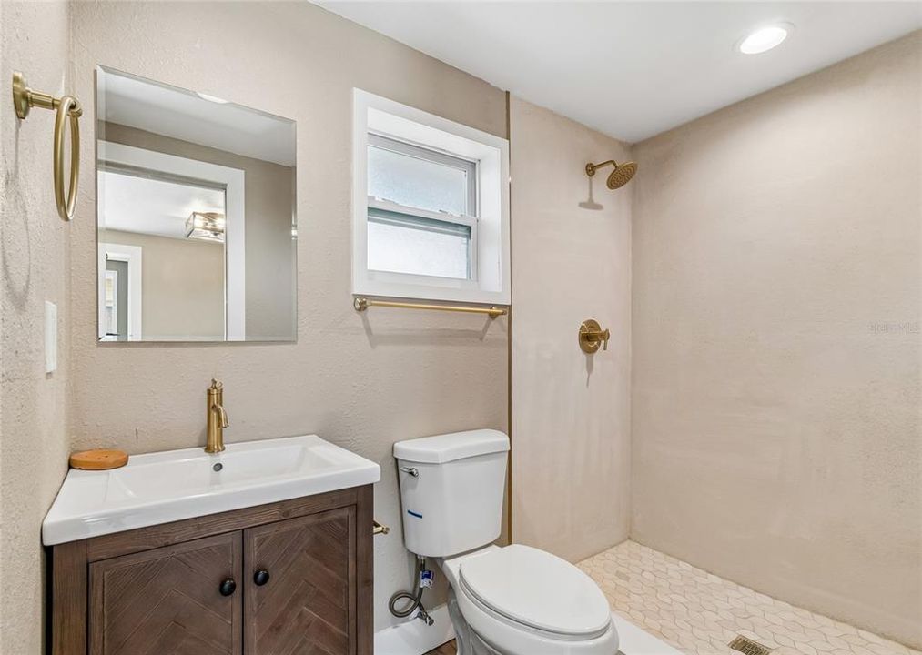 Active With Contract: $375,000 (3 beds, 2 baths, 985 Square Feet)