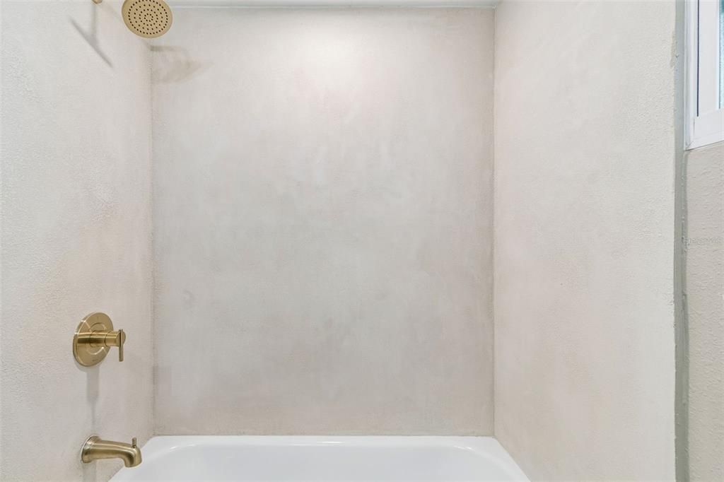 Active With Contract: $375,000 (3 beds, 2 baths, 985 Square Feet)