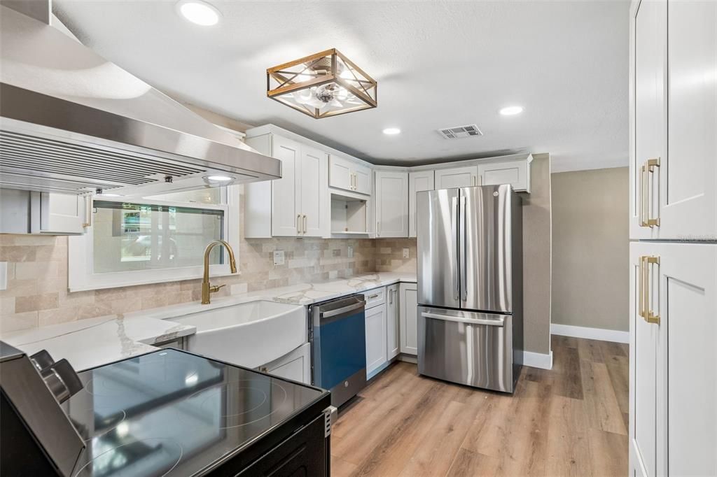 Active With Contract: $375,000 (3 beds, 2 baths, 985 Square Feet)