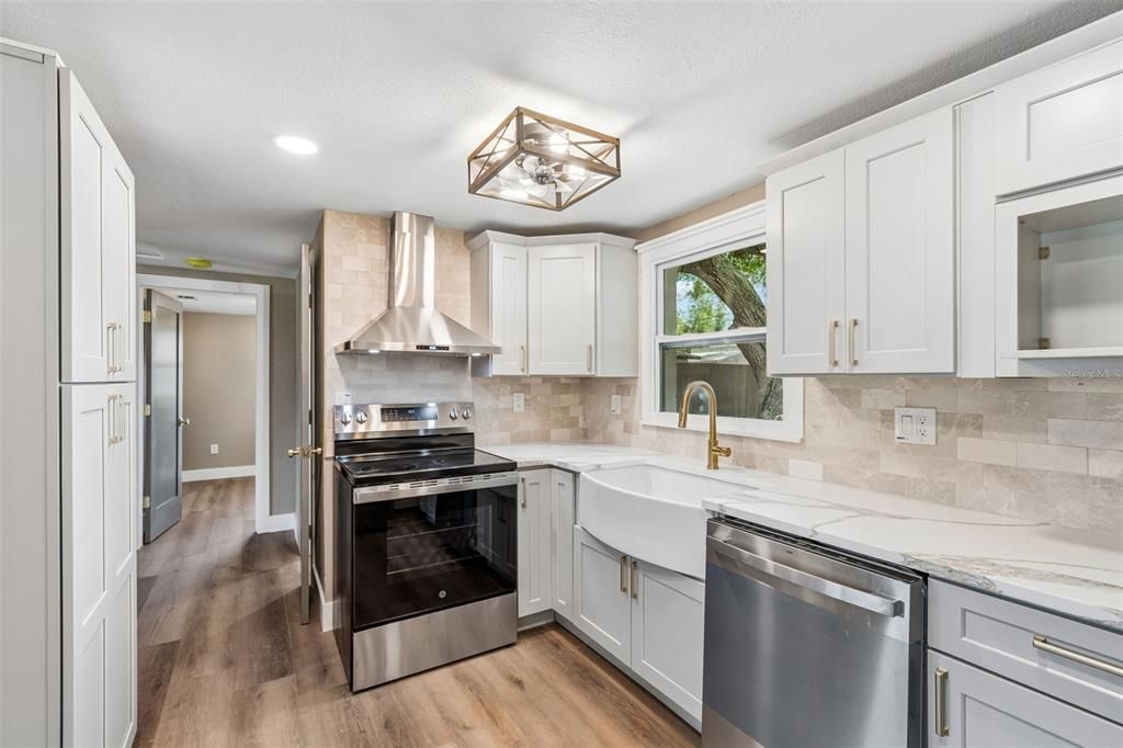 Active With Contract: $375,000 (3 beds, 2 baths, 985 Square Feet)