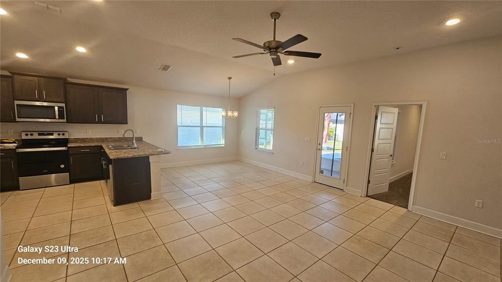 For Rent: $1,800 (3 beds, 2 baths, 1360 Square Feet)