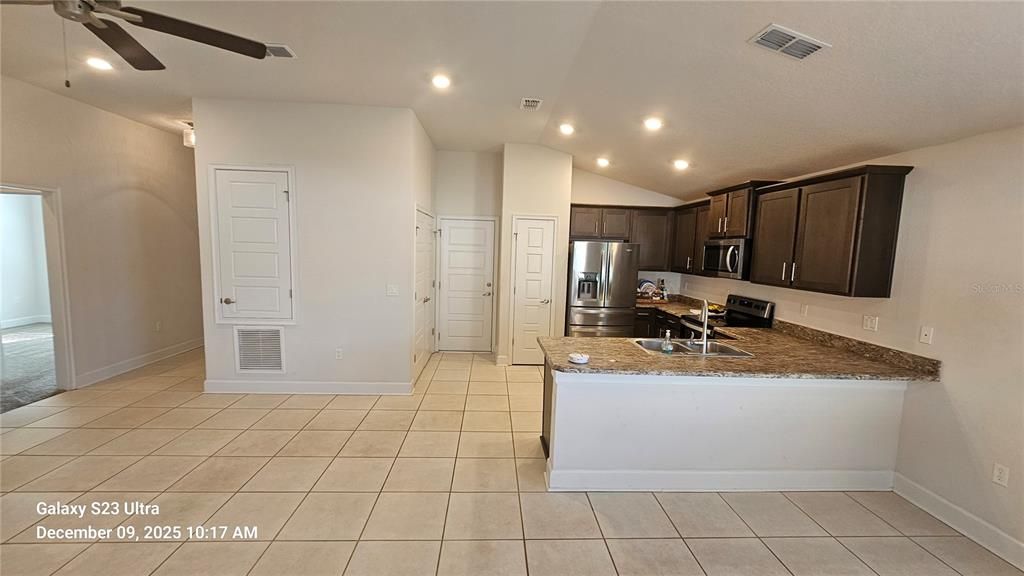 For Rent: $1,800 (3 beds, 2 baths, 1360 Square Feet)