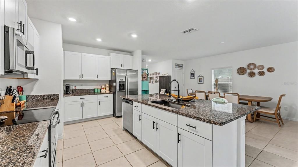 На продажу: $389,999 (6 спален, 3 ванн, 2614 Квадратных фут)