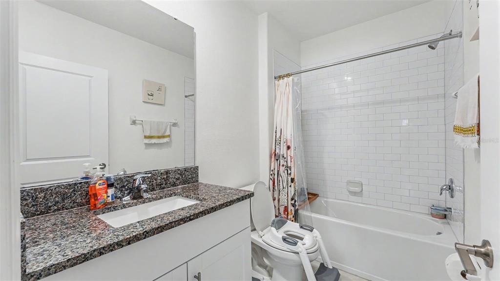 На продажу: $389,999 (6 спален, 3 ванн, 2614 Квадратных фут)