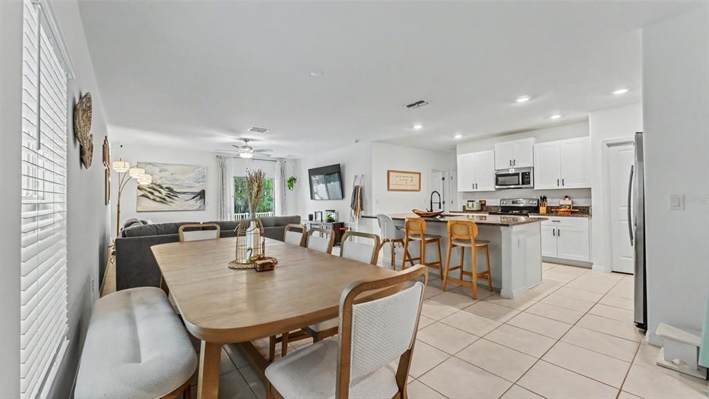 На продажу: $389,999 (6 спален, 3 ванн, 2614 Квадратных фут)