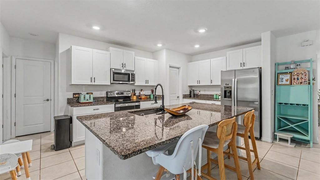 На продажу: $389,999 (6 спален, 3 ванн, 2614 Квадратных фут)