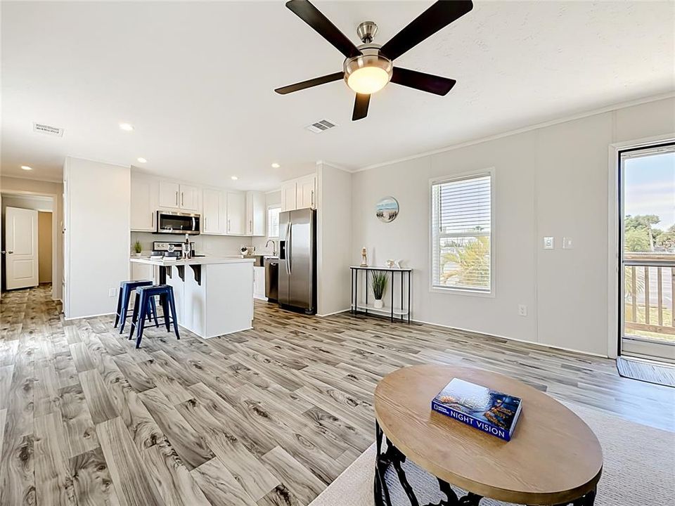 For Sale: $199,900 (2 beds, 2 baths, 840 Square Feet)