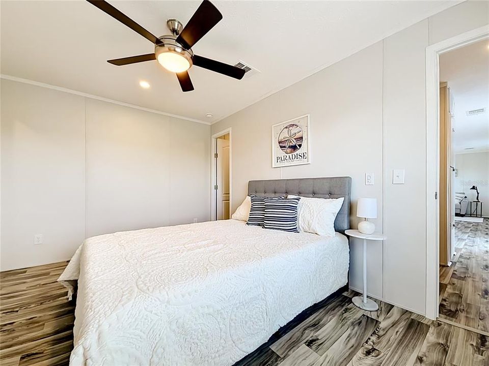 For Sale: $199,900 (2 beds, 2 baths, 840 Square Feet)