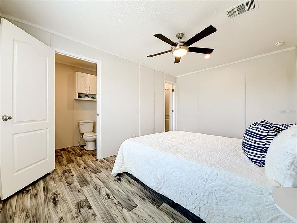 For Sale: $199,900 (2 beds, 2 baths, 840 Square Feet)