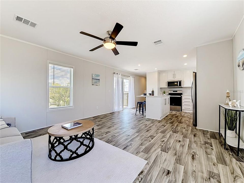 For Sale: $199,900 (2 beds, 2 baths, 840 Square Feet)