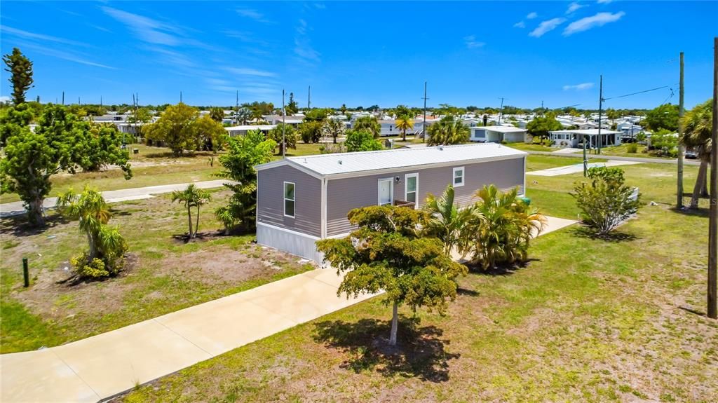 For Sale: $199,900 (2 beds, 2 baths, 840 Square Feet)