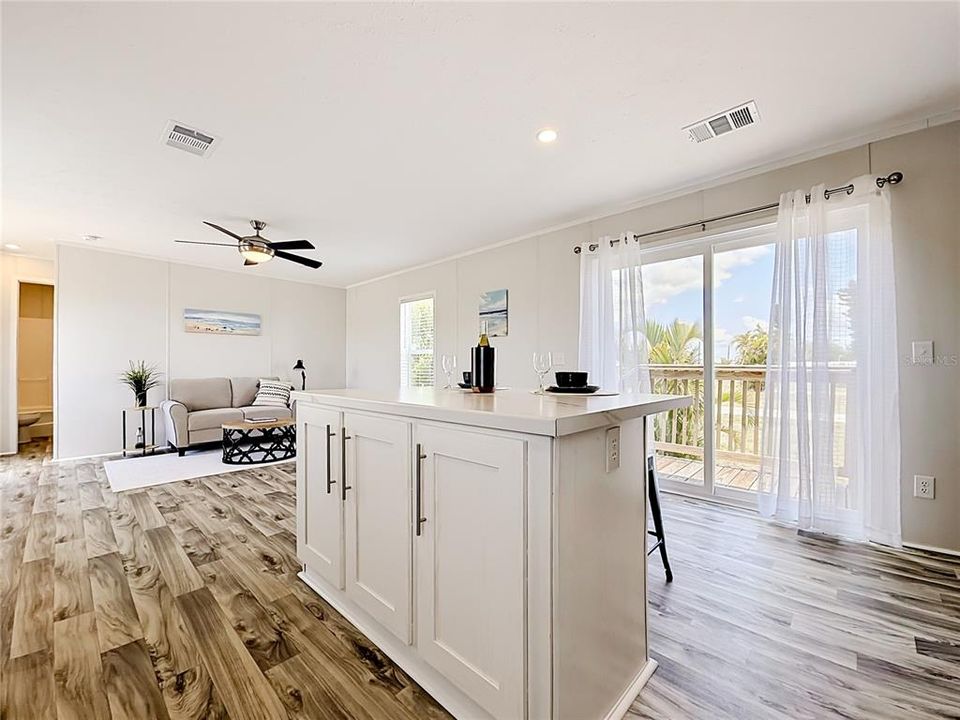 For Sale: $199,900 (2 beds, 2 baths, 840 Square Feet)