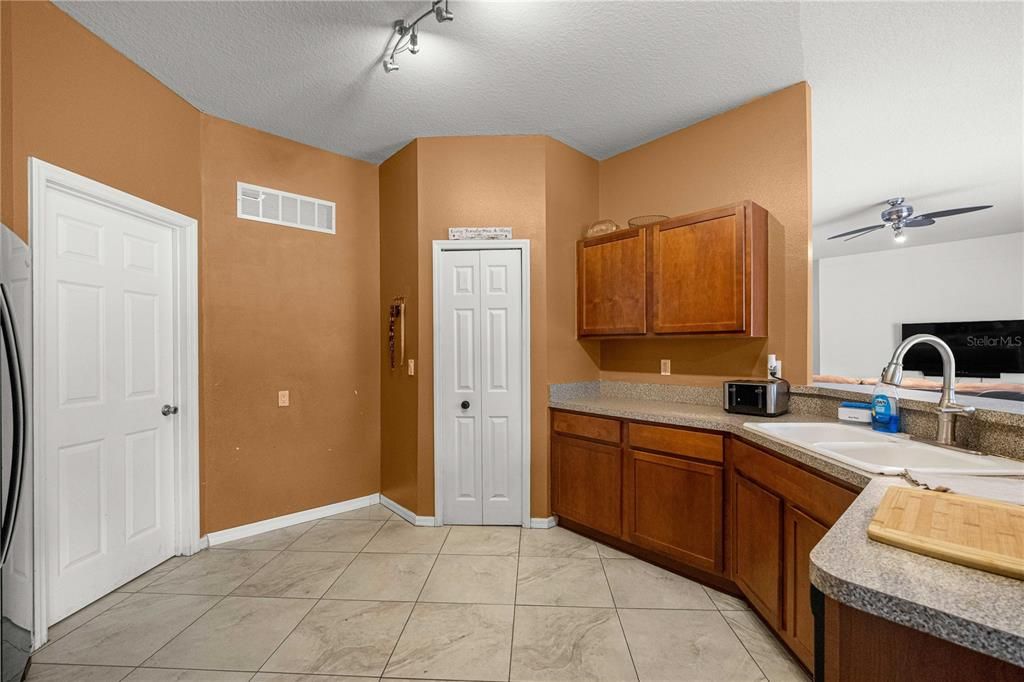 En Venta: $399,000 (4 camas, 2 baños, 2187 Pies cuadrados)