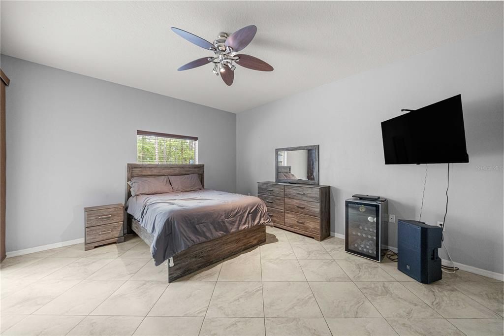 En Venta: $399,000 (4 camas, 2 baños, 2187 Pies cuadrados)