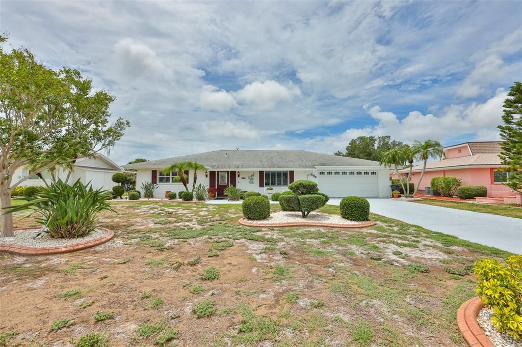 For Sale: $339,000 (2 beds, 2 baths, 1811 Square Feet)