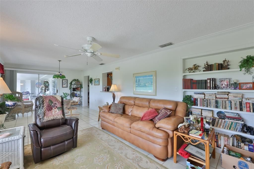For Sale: $339,000 (2 beds, 2 baths, 1811 Square Feet)