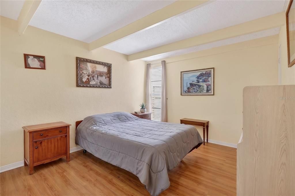 For Sale: $135,000 (2 beds, 1 baths, 860 Square Feet)