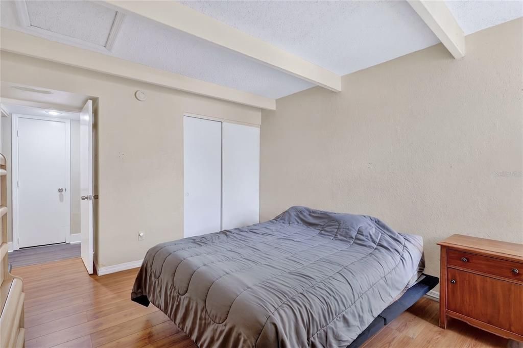 For Sale: $135,000 (2 beds, 1 baths, 860 Square Feet)