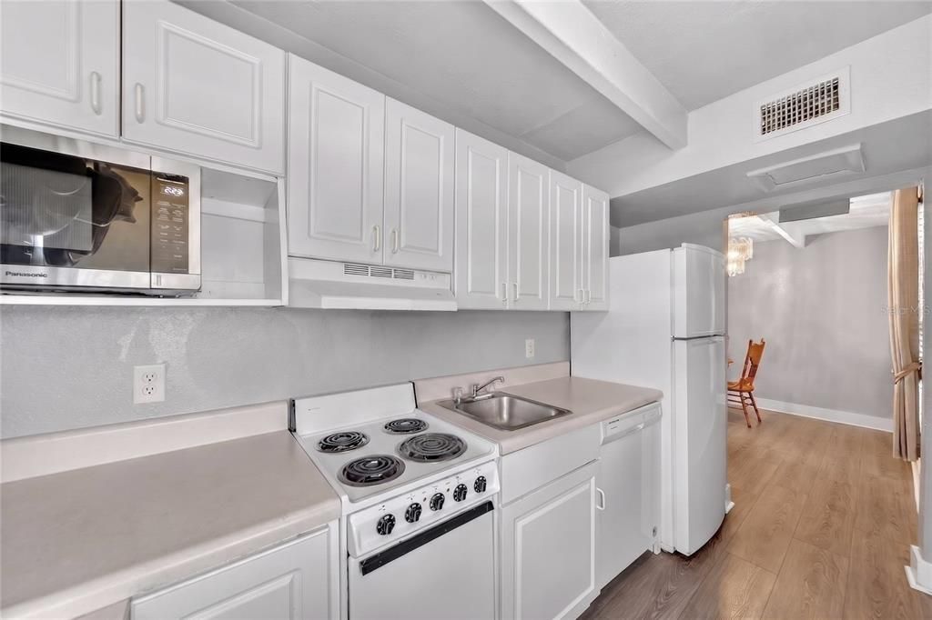For Sale: $135,000 (2 beds, 1 baths, 860 Square Feet)