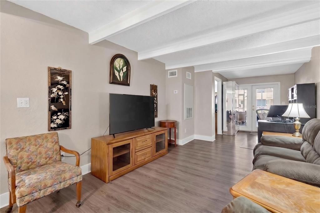 For Sale: $135,000 (2 beds, 1 baths, 860 Square Feet)