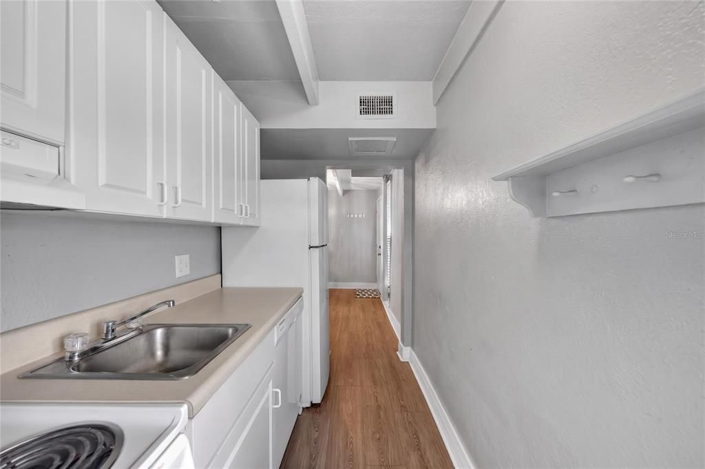 For Sale: $135,000 (2 beds, 1 baths, 860 Square Feet)