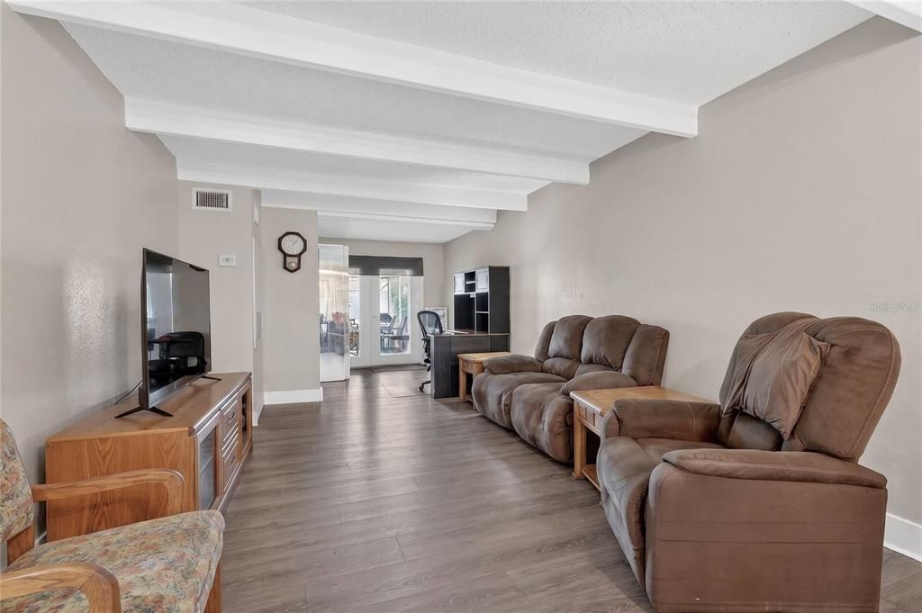 For Sale: $135,000 (2 beds, 1 baths, 860 Square Feet)