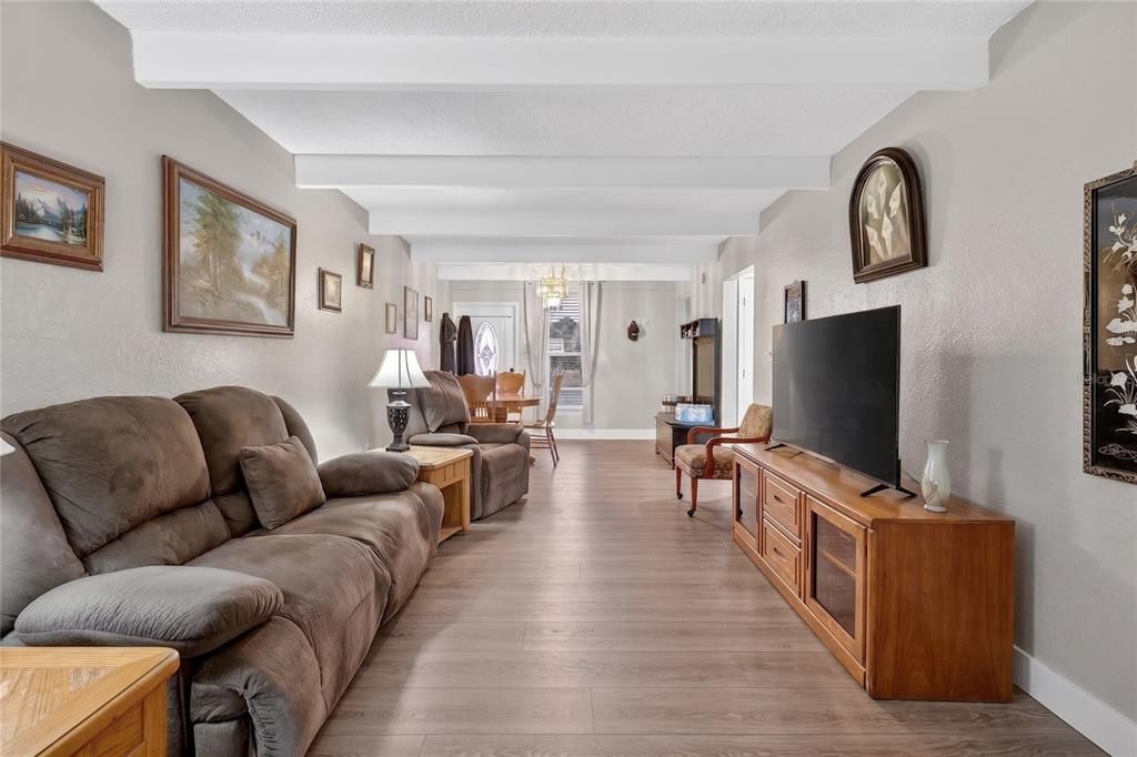 For Sale: $135,000 (2 beds, 1 baths, 860 Square Feet)