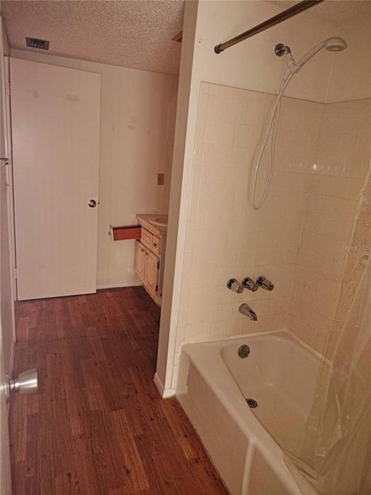For Rent: $1,150 (2 beds, 1 baths, 912 Square Feet)
