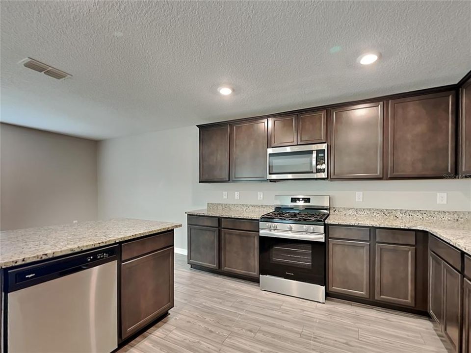 For Rent: $1,919 (3 beds, 2 baths, 1678 Square Feet)