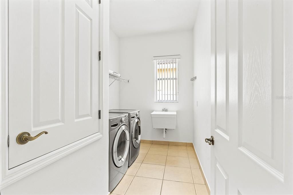 En Renta: $3,200 (5 camas, 3 baños, 2800 Pies cuadrados)