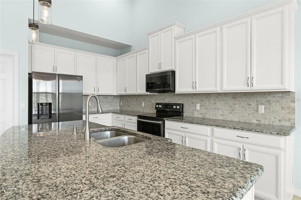 For Rent: $2,795 (4 beds, 2 baths, 2642 Square Feet)