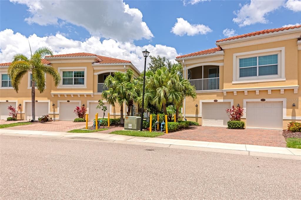 For Sale: $299,990 (2 beds, 2 baths, 1135 Square Feet)
