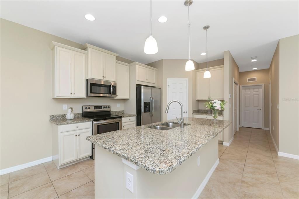 For Sale: $299,990 (2 beds, 2 baths, 1135 Square Feet)