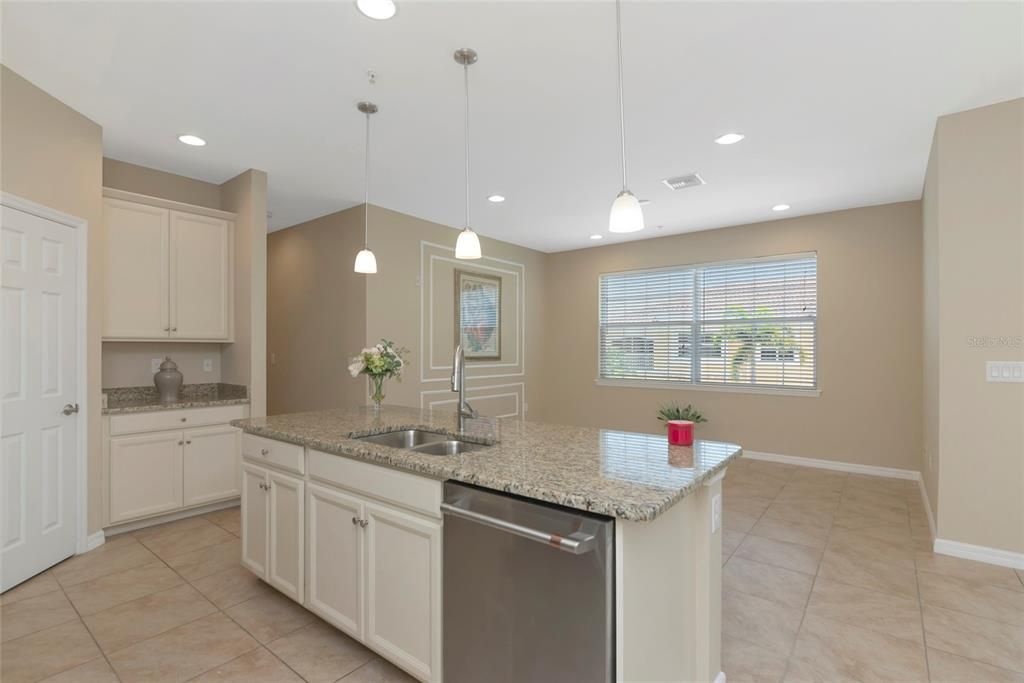 For Sale: $299,990 (2 beds, 2 baths, 1135 Square Feet)