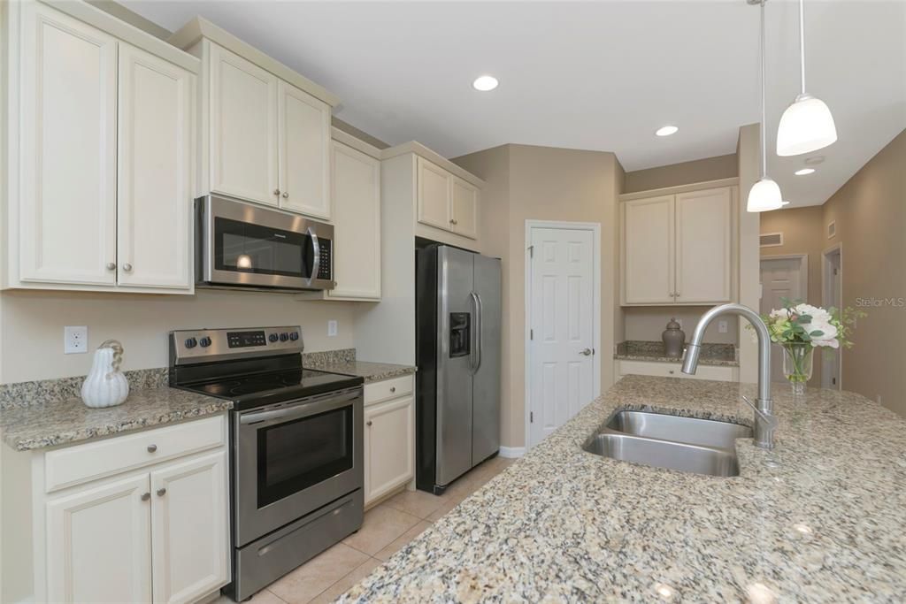 For Sale: $299,990 (2 beds, 2 baths, 1135 Square Feet)