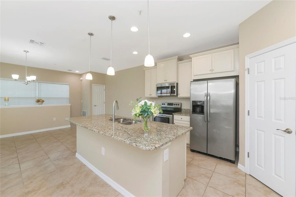 For Sale: $299,990 (2 beds, 2 baths, 1135 Square Feet)