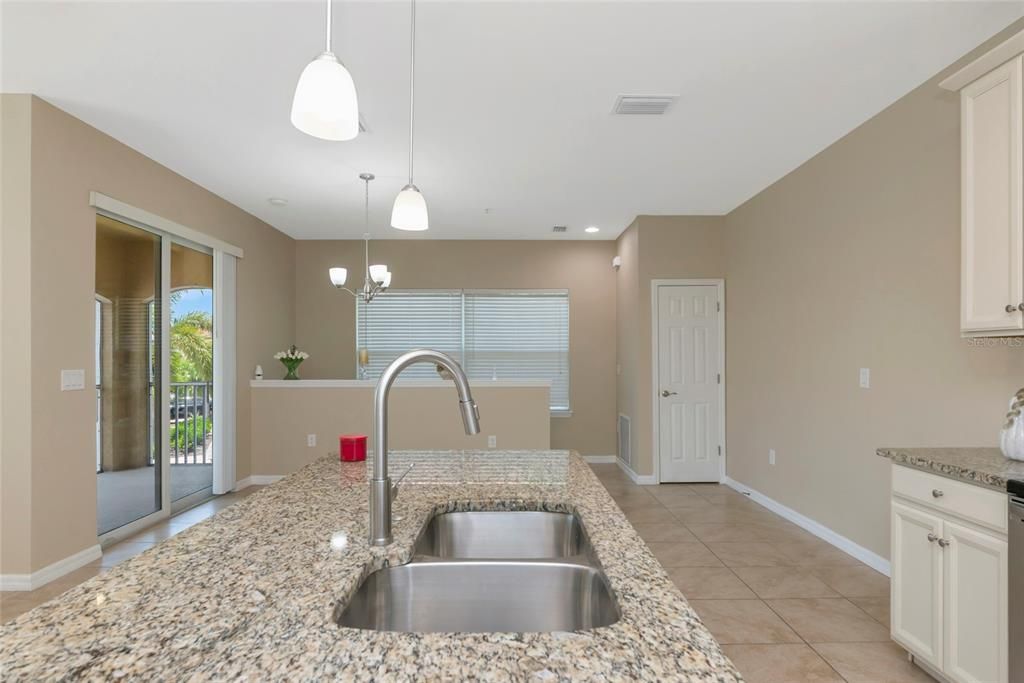 For Sale: $299,990 (2 beds, 2 baths, 1135 Square Feet)