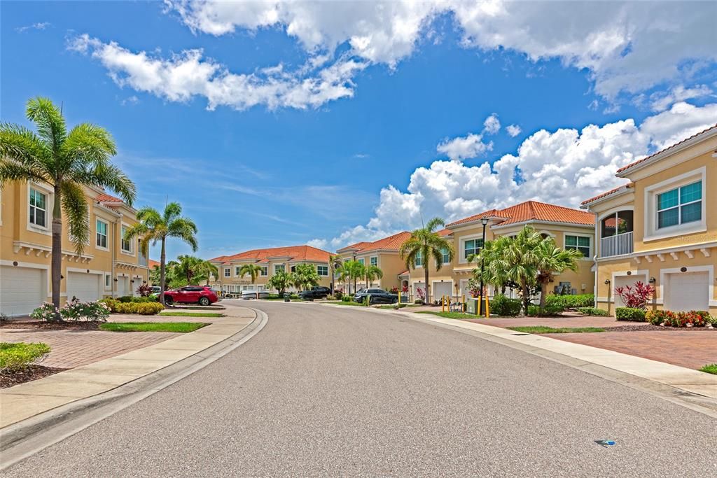 For Sale: $299,990 (2 beds, 2 baths, 1135 Square Feet)